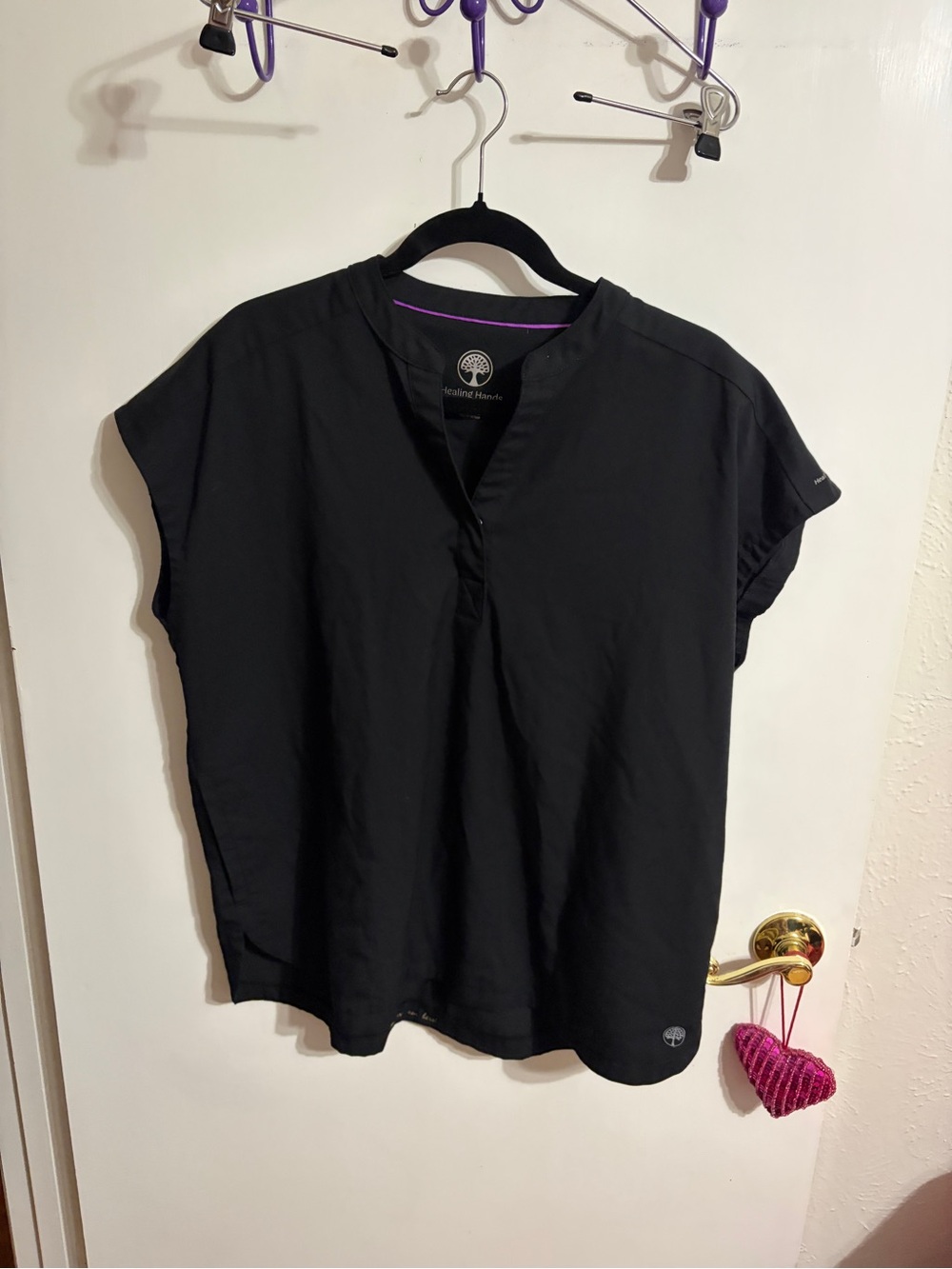 💜 Large healing hands Black Cap-Sleeve Split-V Scrub top